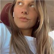 Ragazza diplomata al liceo scientifico e attualmente iscritta all’università disponibile per aiuto compiti di bambini che frequentano le elementari o le medie